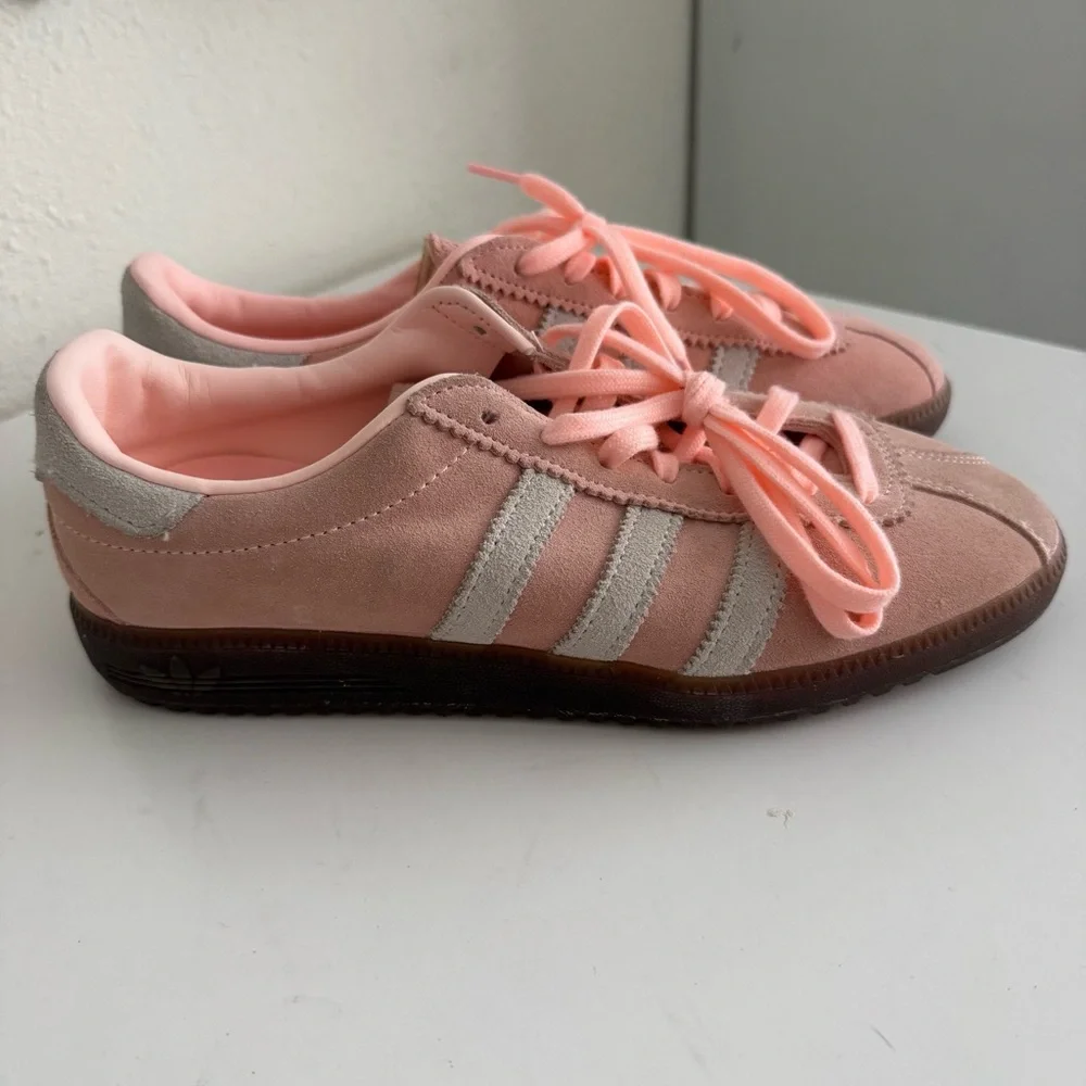 Adidas Bermuda Women’s suede sneaker Pink size 7 - Picture 2 of 6